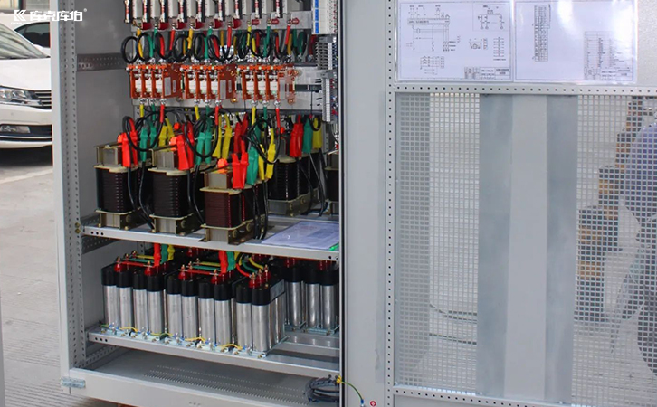 電容器兩極板電荷量一定相等嗎